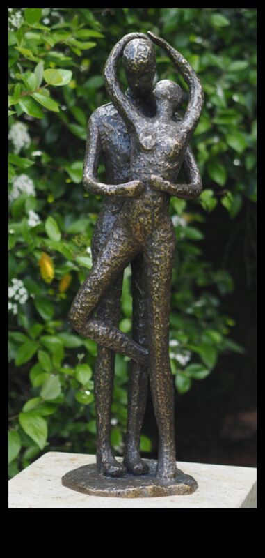 Bronzas čuksti: skulpturāls valdzinājums jūsu brīvdabas atpūtai