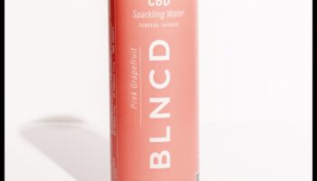 Viegls un atsvaidzinošs: uzlabojiet savu dienu ar bezcukura dzērienu